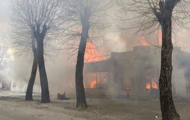 Російські війська обстріляли Сєверодонецьк: пожежа виникла у 10 багатоповерхівках