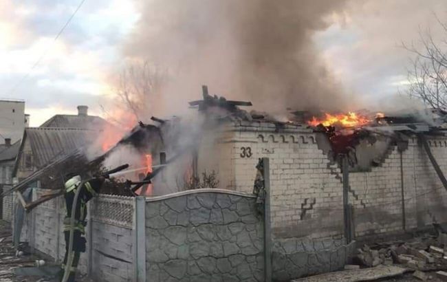 Российские оккупанты обстреляли Рубежное: пожар возник в двух жилых домах
