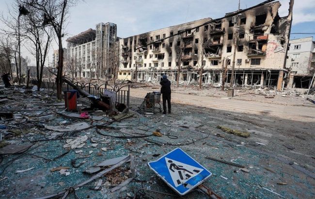 Окупанти перетворюють Маріуполь на "трудовий табір": жителів змушують працювати за їжу