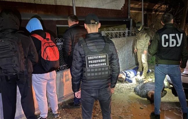На Закарпатье задержали мужчин, которые за 16 тысяч евро должны были переправить призывников через границу