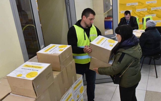 Фонд Ахметова передав ще одну партію допомоги переселенцям із Маріуполя