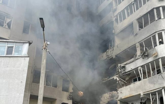 Появились фото и видео с места ракетного обстрела в Одессе