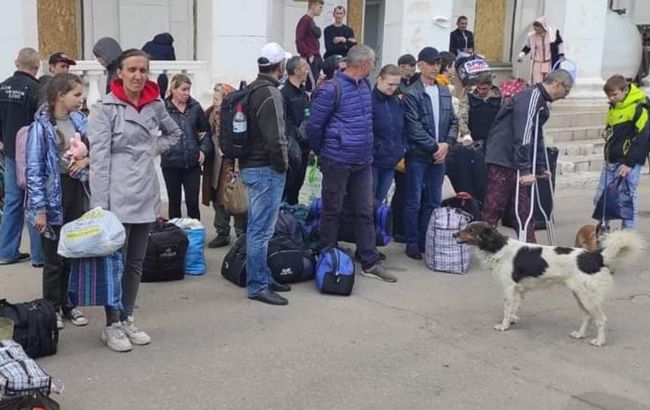 Автобус з евакуйованими з Сєвєродонецька та Лисичанська окупанти обстріляли з "Градів"