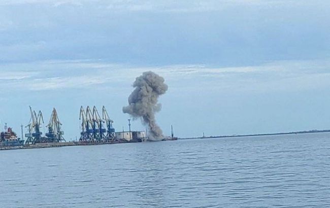 В Бердянске прогремели взрывы, над портом поднялся столб дыма
