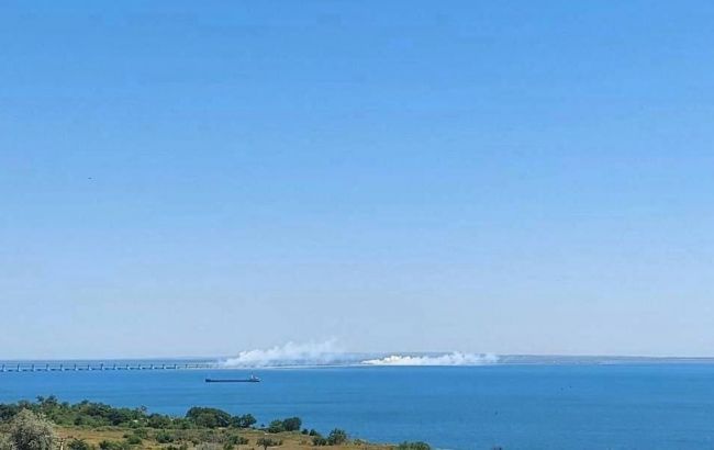 Керченський міст заволокло димом: що сталося