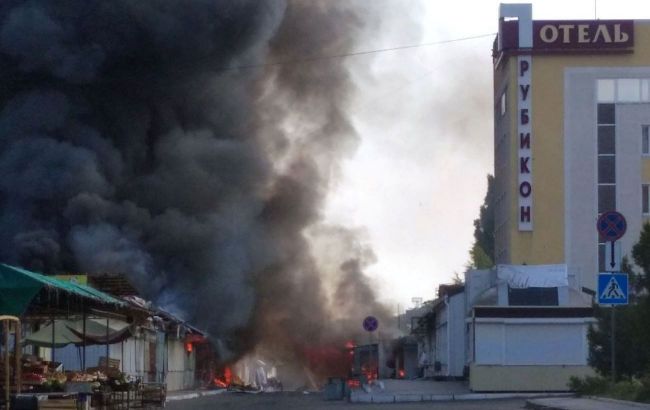 У Донецьку почалася велика пожежа на нафтобазі після вибуху