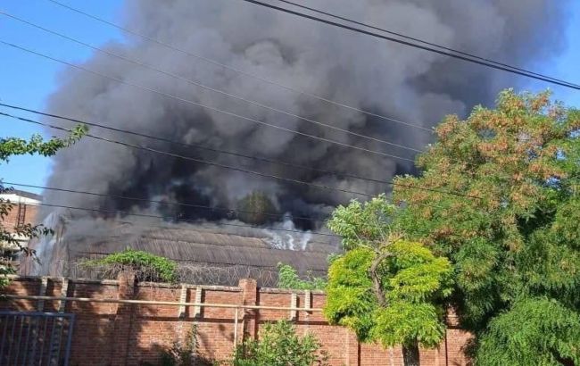 "Хтось невдало кинув недопалок": У російському Єйську палає нафтосховище (відео)