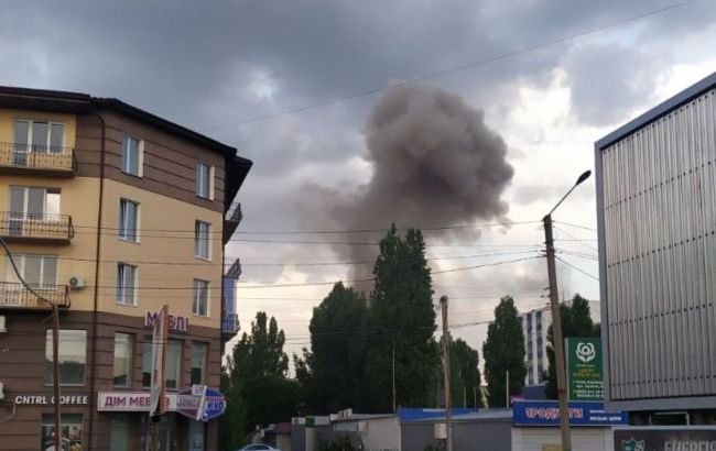 В Новой Каховке прилеты по позициям россиян. Над городом столб дыма
