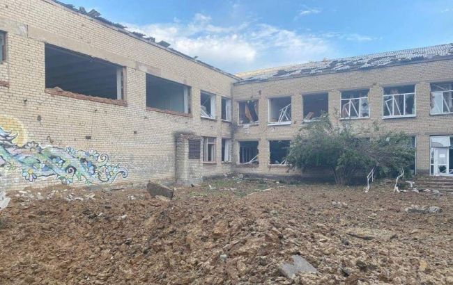 Окупанти вдарили по технікуму та школі на Донеччині: є руйнування