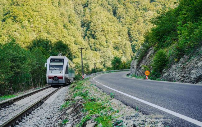 У Карпатах відновили закинуту залізницю до кордону з Румунією