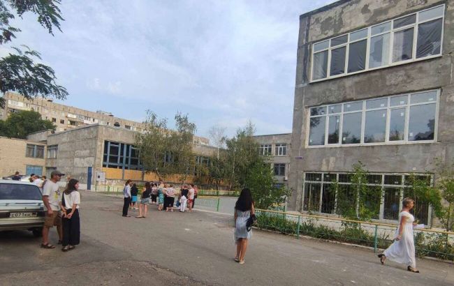 Військові і розбиті вікна: як проходить 1 вересня в окупованому Маріуполі