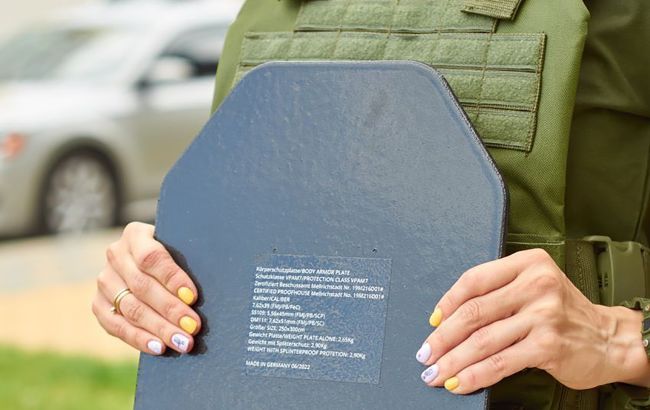 Жінки на фронті: за підтримки Freedom Finance українські захисниці отримали 1000 легких броньованих плит