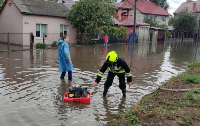 Через проливні дощі вулиці Ужгорода пішли під воду (фото)