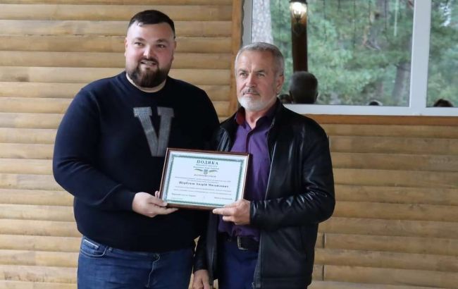 "Почему не раздели?" Нардеп в Тростянце появился на людях с буквой "V" на свитере (фото)