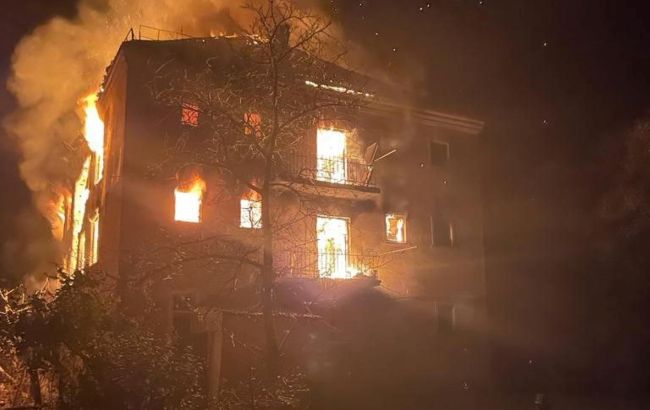 Зруйновані будинки та згорілі будівлі: у Донецькій ОВА показали наслідки нічних обстрілів