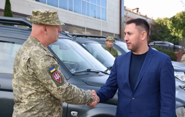 Стрихарский передал еще 5 внедорожников на нужды ВСУ