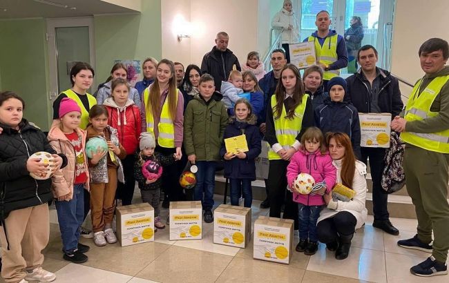 Переселенцы в Запорожье получили еще один гуманитарный груз от Фонда Ахметова