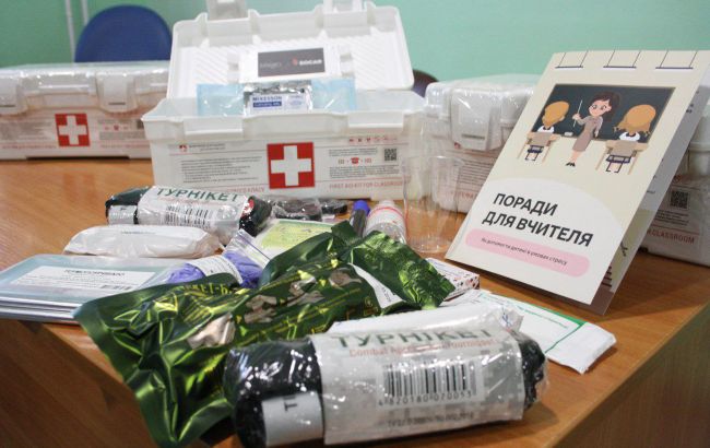Украинские школьники получили аптечки для спасения во время опасности