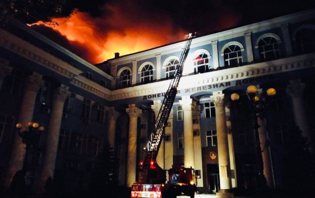 В центре Донецка после взрывов загорелось здание "управления железной дороги" (видео)