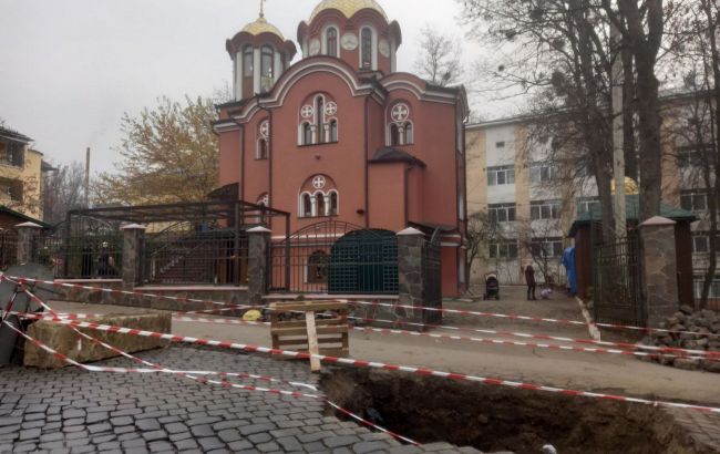Поганий знак: у Чернівцях біля храмів МП тріснула земля (фото)
