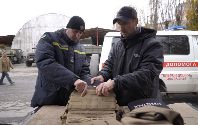 Спасатели Херсона получили бронежилеты в рамках инициативы Ахметова
