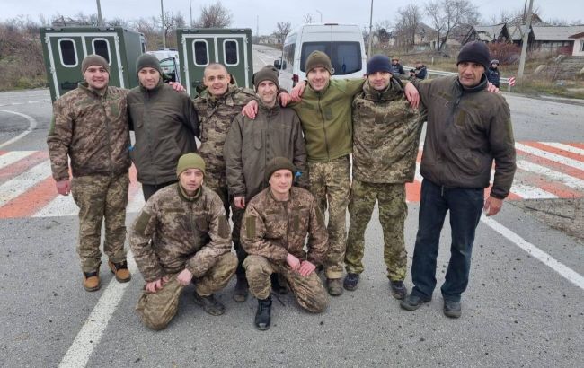 Україна повернула з полону ще 12 людей. Серед них військові та цивільні (фото, відео)