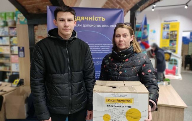 У Львові переселенці з Маріуполя отримали від Фонду Ахметова гігієнічні набори