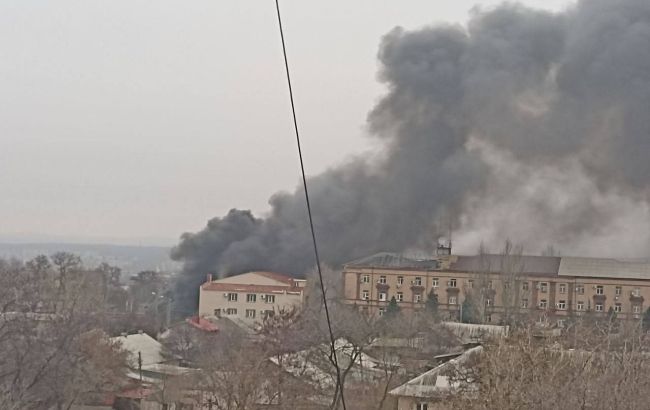 В Донецке вспыхнул пожар в районе нефтебазы (видео)