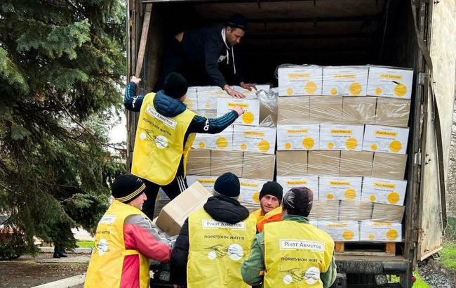 Фонд Ахметова передал переселенцам из Луганской области гуманитарную помощь