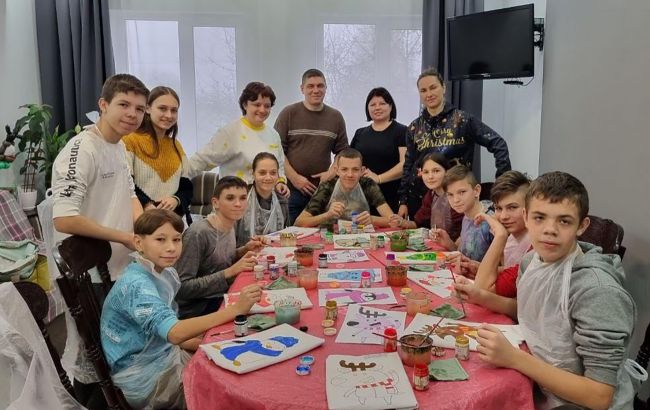Фонд Ахметова поздравил с грядущими праздниками детский дом семейного типа Моляров