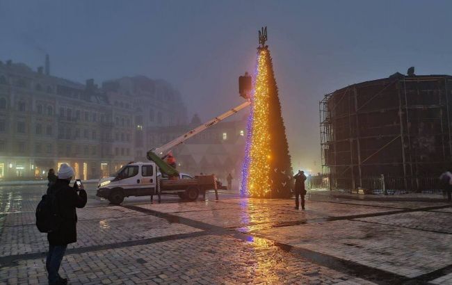 В Киеве впервые зажгли главную елку: атмосферные фото