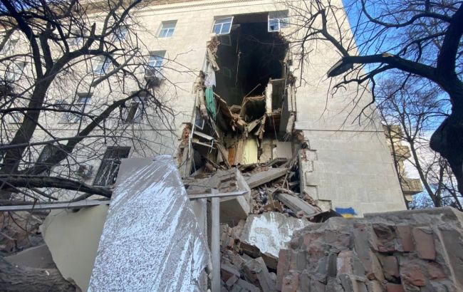 Ворог знову вдарив по будівлі Херсонської ОВА: фото наслідків