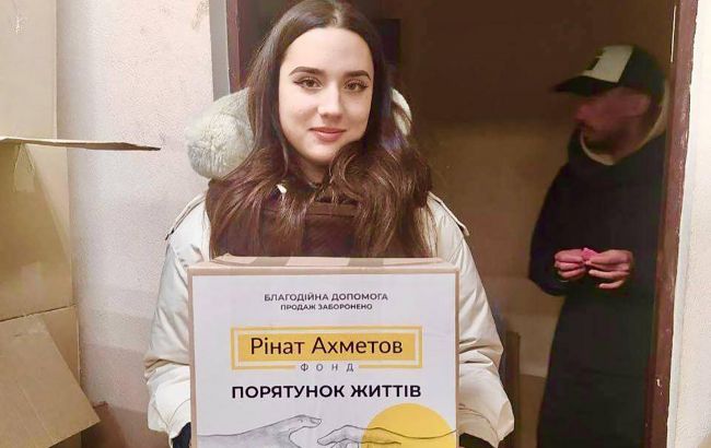 В Киеве переселенцы из Мариуполя получили гуманитарные наборы от Фонда Ахметова