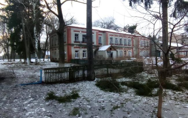 Россияне ударили по одному из сел Сумской области: есть разрушения (фото)