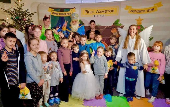 Фонд Ахметова поздравил детей Украины праздничными шоу и подарками