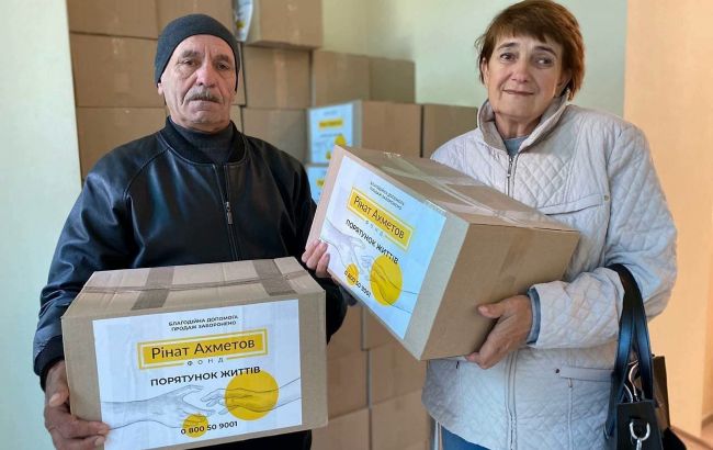 Переселенцы в Запорожье получили продуктовые наборы от Фонда Ахметова