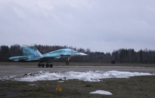 Російські бомбардувальники Су-34 прибули до Білорусі (фото)
