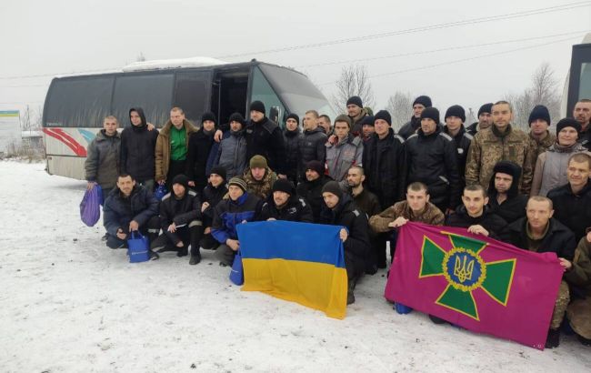 Оборонці Маріуполя та снайпери з-під Бахмуту. Україна повернула з полону 116 людей