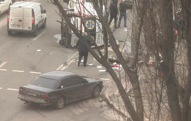 У Києві перекинулася карета "швидкої", є постраждалий (фото, відео)