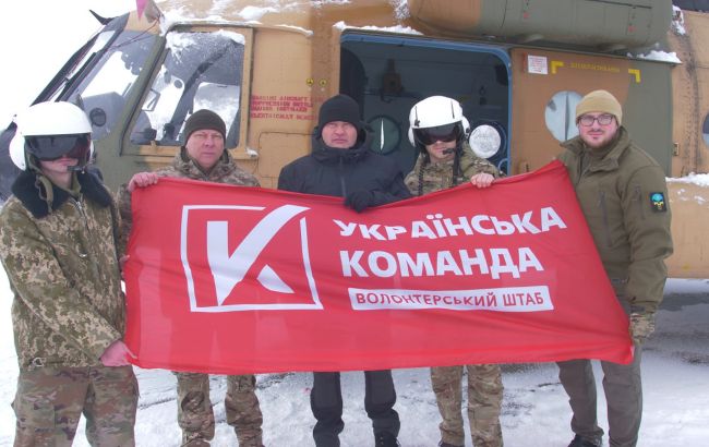 Кличко с волонтерами "Украинской команды" передали шлемы для пилотов 18-й бригады