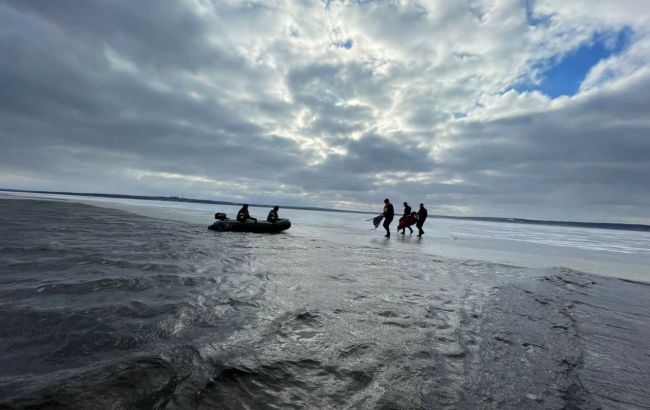 Под Днепром спасатели освободили дрейфующих на льдинах рыбаков