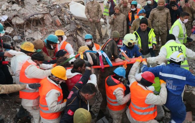 Украинские спасатели вызволили женщину из-под завалов в Турции