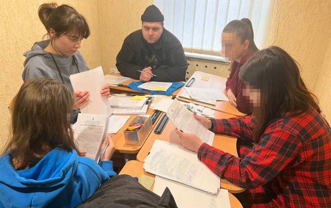 Закривали у шафі, наступали на руки та придушували. У приватному дитсадку Києва катували дітей