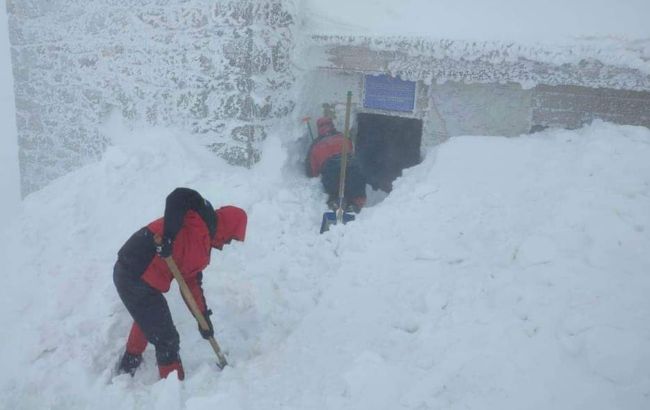 В Карпатах выпало почти два метра снега: фото