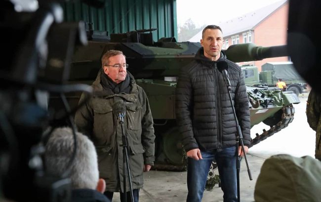 Кличко с министром обороны ФРГ посетил полигон, на котором тренируются украинские военные