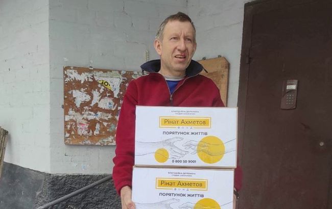 В Бахмуте продолжается выдача продовольственных наборов от Фонда Ахметова