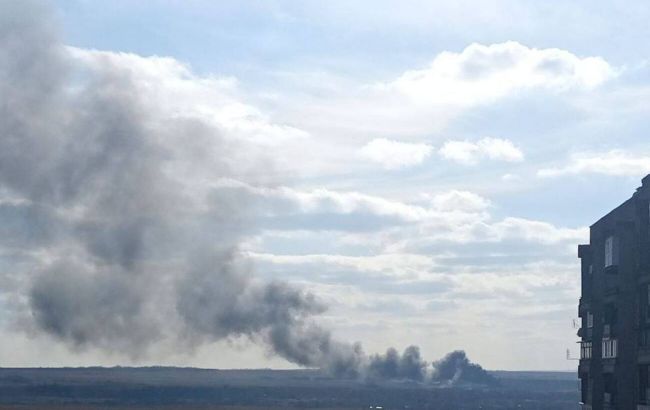 В окупованому Єнакієвому на Донбасі впав військовий літак (фото, відео)
