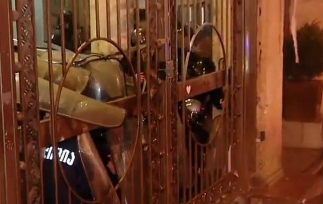 Водомети, піротехніка та газ. У Тбілісі протестувальники штурмують парламент