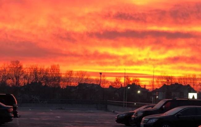 Над Києвом "палало" небо: неймовірні фото вогняного сходу сонця