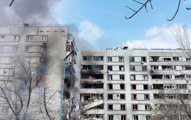 Обстрел Запорожья: одна из ракет попала в многоэтажку (видео)